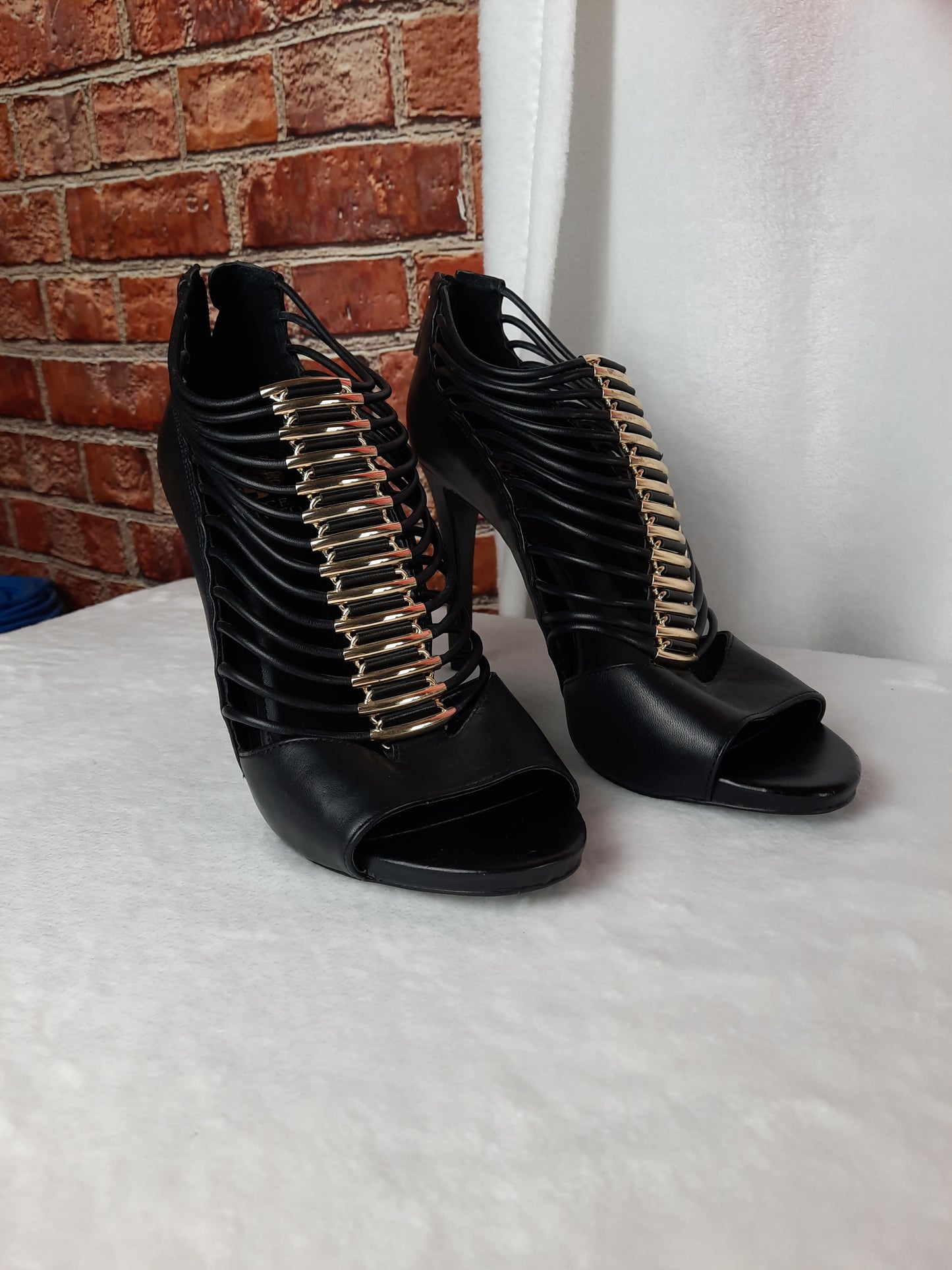 Vince Camuto Women's Black Leather Strappy Caged Heels Shoes Size 9 1/2