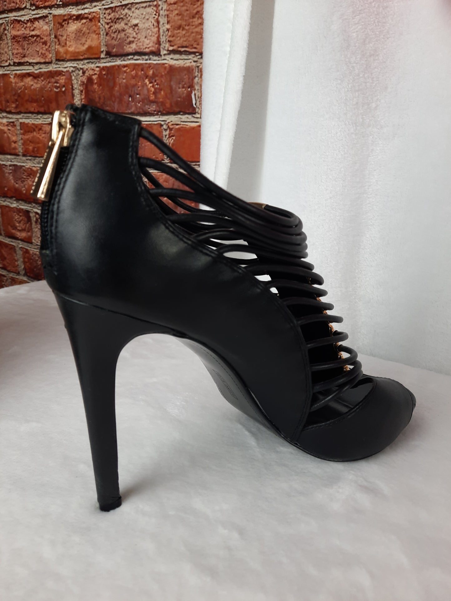 Vince Camuto Women's Black Leather Strappy Caged Heels Shoes Size 9 1/2