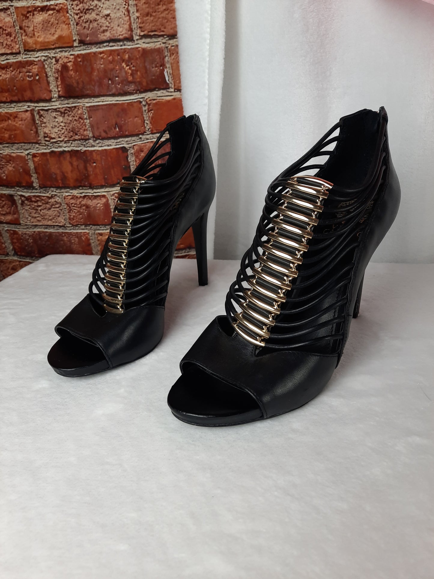 Vince Camuto Women's Black Leather Strappy Caged Heels Shoes Size 9 1/2
