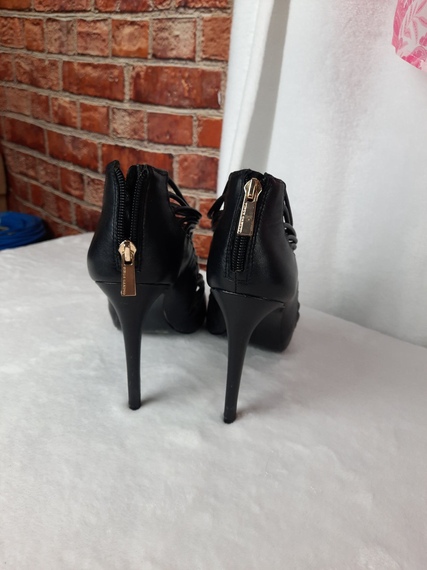 Vince Camuto Women's Black Leather Strappy Caged Heels Shoes Size 9 1/2