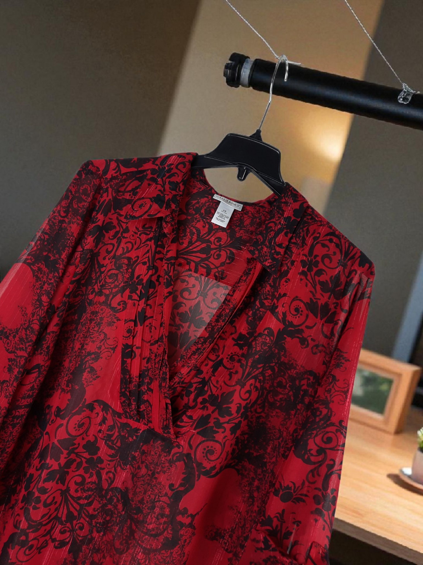 Catherines Women’s Size 2x Red Black Top Deep V-neck Pleated Flowy