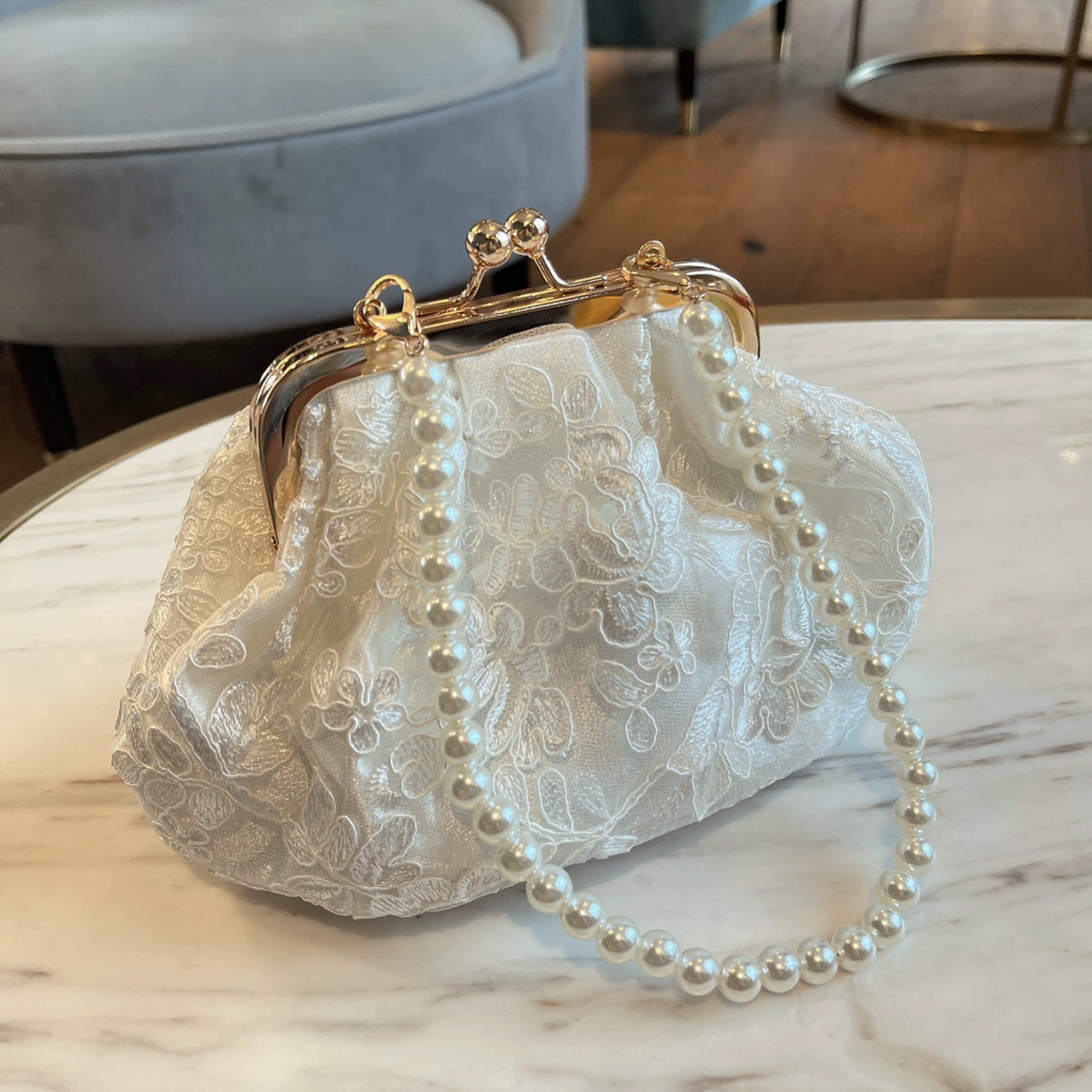 Vintage Style Evening bag Kiss-lock closure